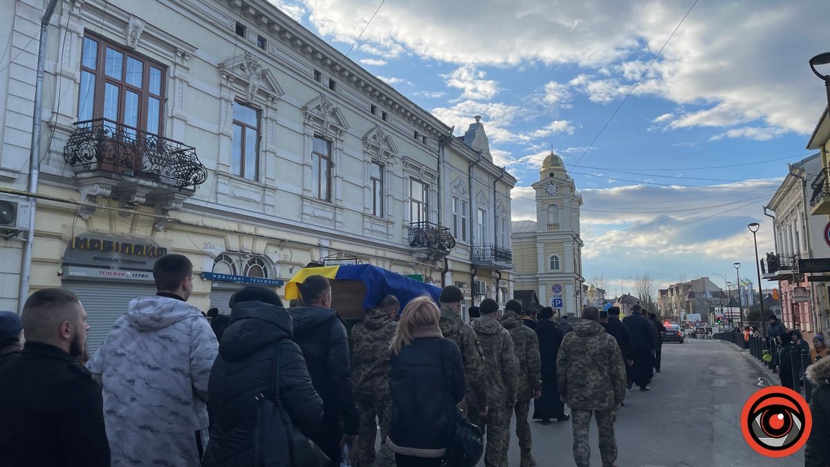 Десятки коломиян прийшли зустріти скорботний кортеж з тілом Героя Тараса Баришнікова 9