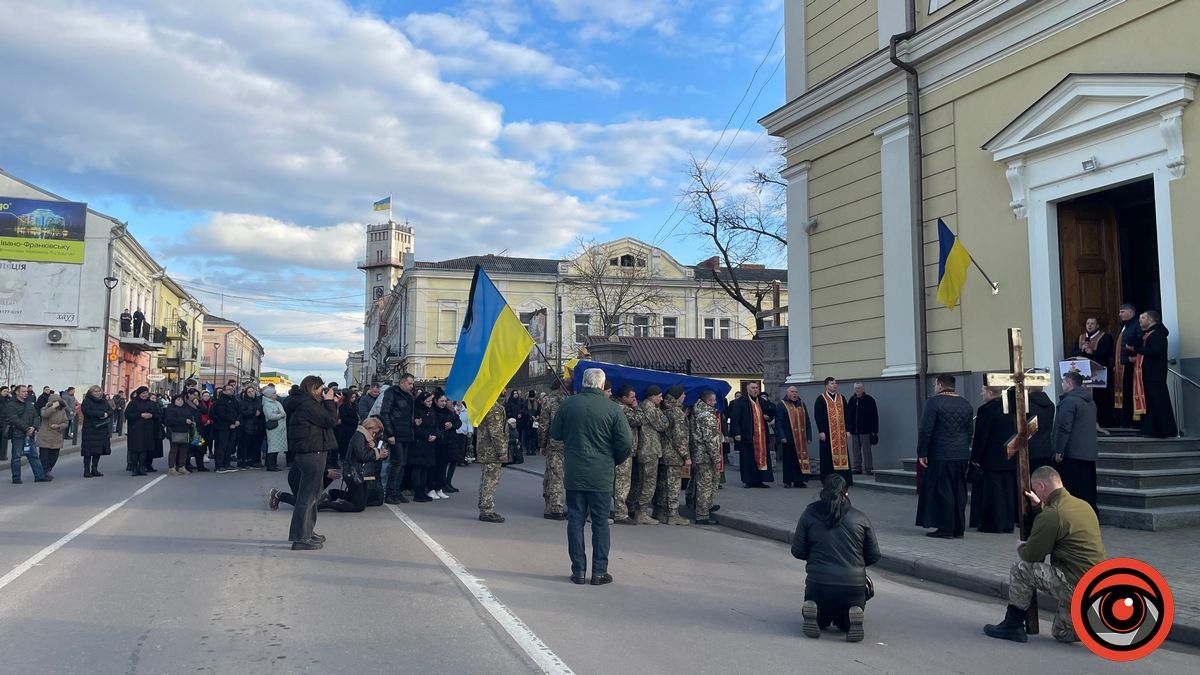 Десятки коломиян прийшли зустріти скорботний кортеж з тілом Героя Тараса Баришнікова 10