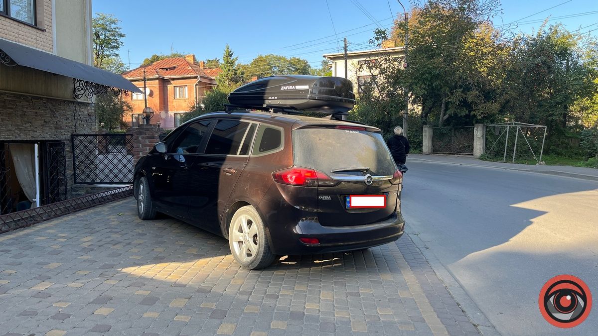 Ще одне рагульське паркування на бульварі в Коломиї, жовтень 2023 р