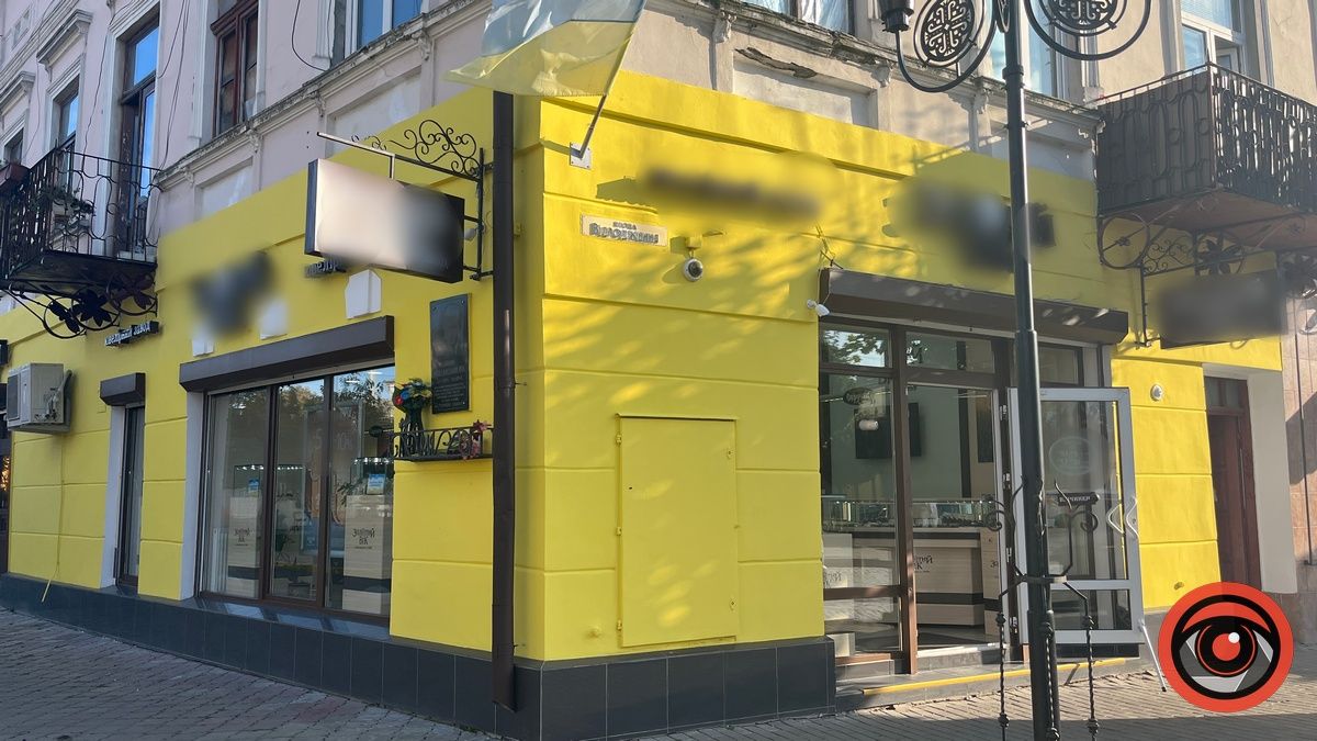 Яскраво-жовтий фасад у центрі Коломиї: містяни освистали дії підприємця і бездіяльність влади 1