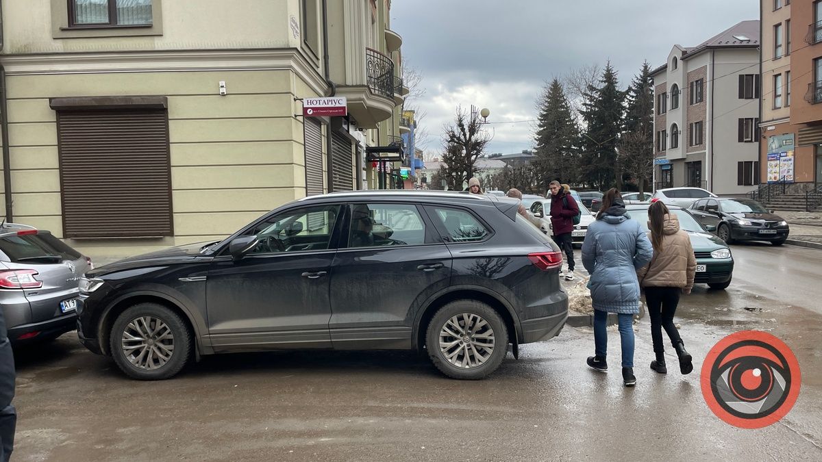 Хай люди обійдуть: на Січових Стрільців водій авто перегородив прохід пішоходам