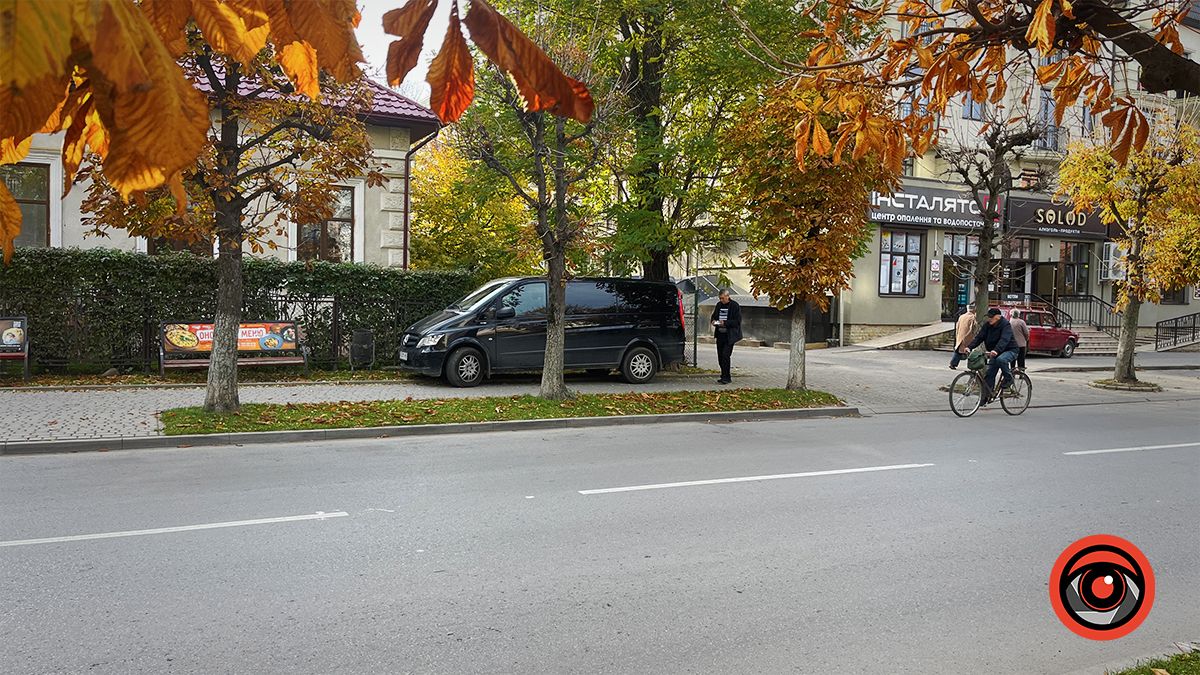 На вулиці Січових Стрільців мінівен не посоромився запаркуватися на частині тротуару та ще й проїхався колесами по газону.