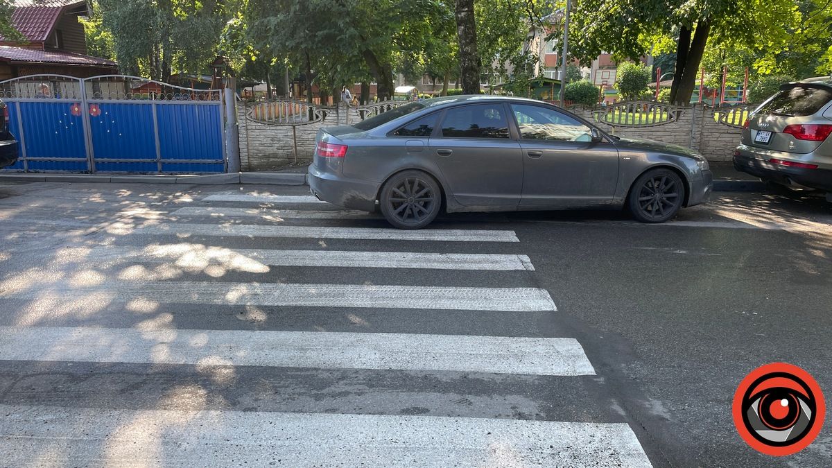 У липні водій Залишив автівку на зебрі перед садочком: ще один випадок рагульського паркування в Коломиї