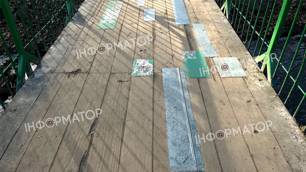 Ще більше бляхи | Міст у парку ще раз полатали шматками металу 4