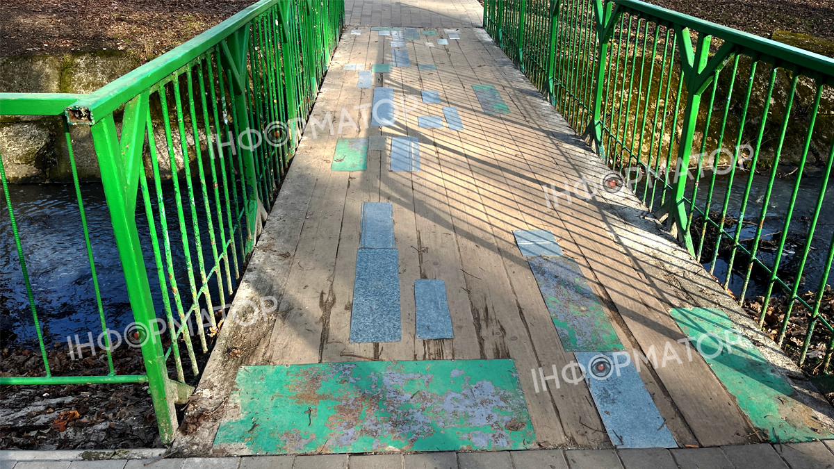 Ще більше бляхи | Міст у парку ще раз полатали шматками металу 3