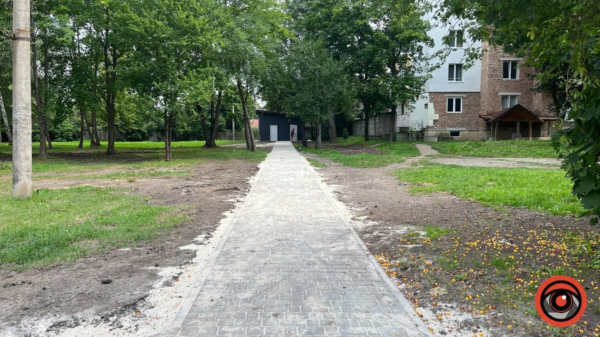 Доріжка до вбиральні за мільйон углиб парку, серпень 2023 року