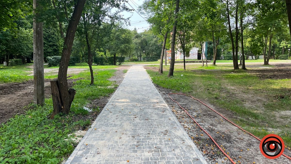 Доріжка від вбиральні за мільйон углиб парку, серпень 2023 року