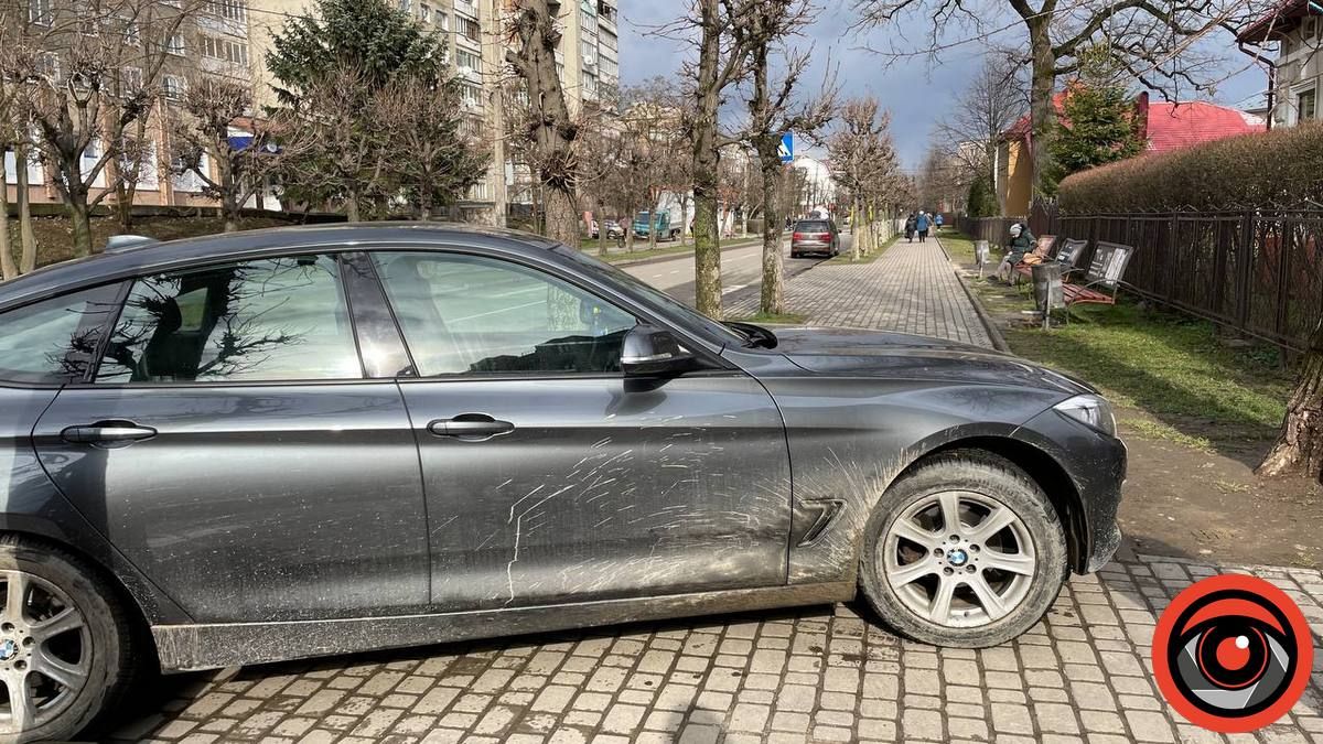 Беха проти системи: у березні водій загородив тротуар на вул. Січових Стрільців 