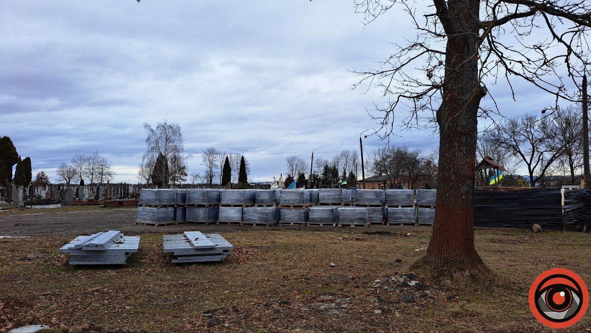 Багнюки по котики й затоплені могили: що кажуть у ратуші про ситуацію на кладовищі Коломиї 14