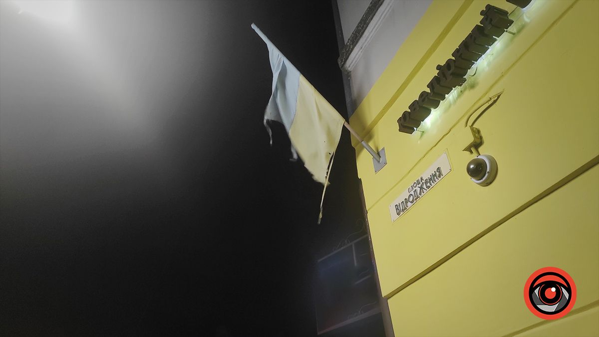 У центрі Коломиї майорить обідраний стяг