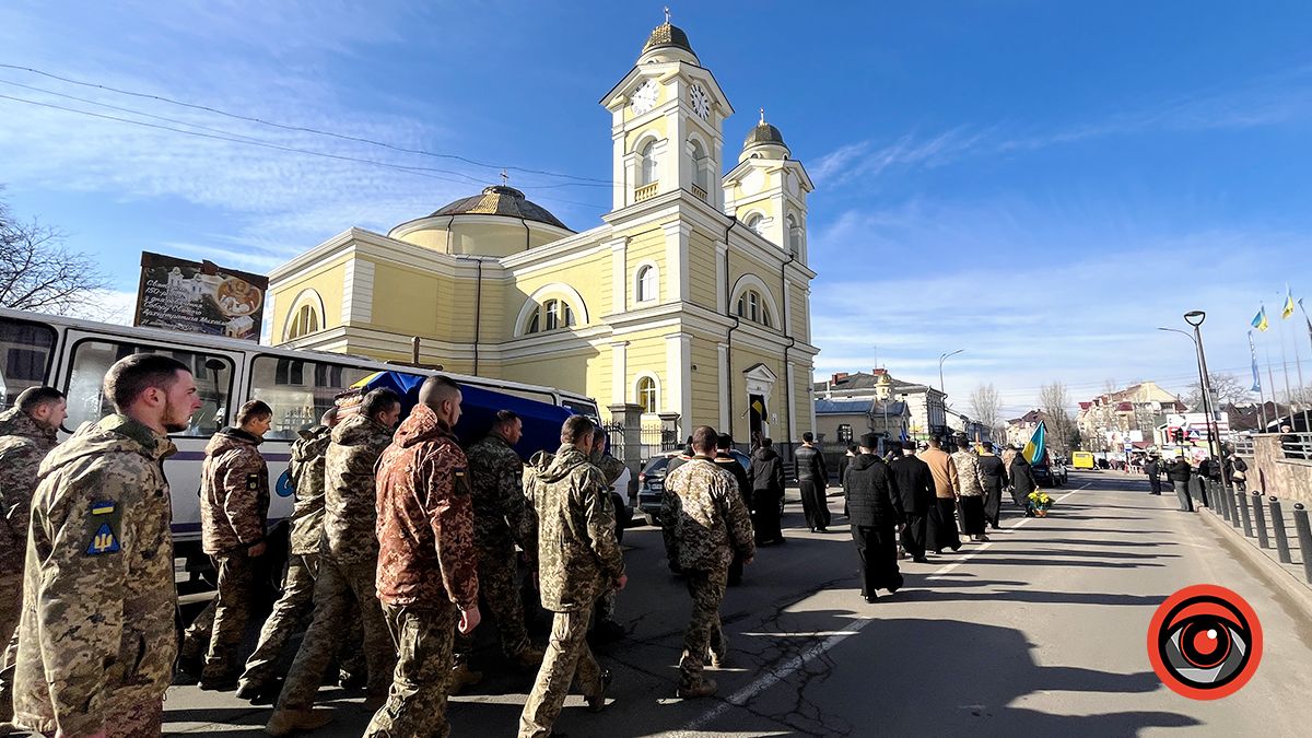22 лютого Коломия прощалася з Героєм Михайлом Дрогомирецьким 10