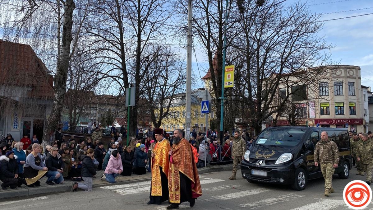 Назавжди 23: Надвірна віддала останню шану захиснику Роману Попадинцю 7