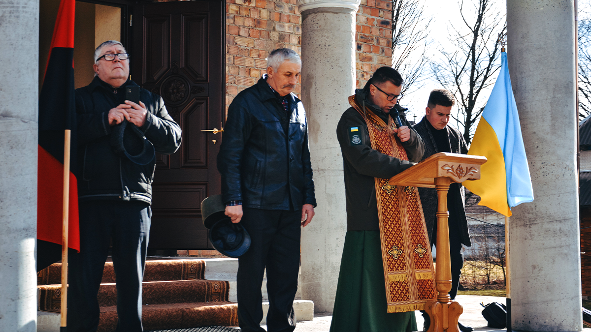 На колінах Нижній Вербіж зустрічав Героя Дмитра Олексюка 5