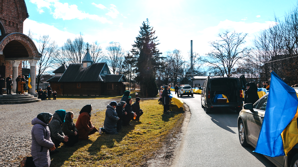 На колінах Нижній Вербіж зустрічав Героя Дмитра Олексюка 6