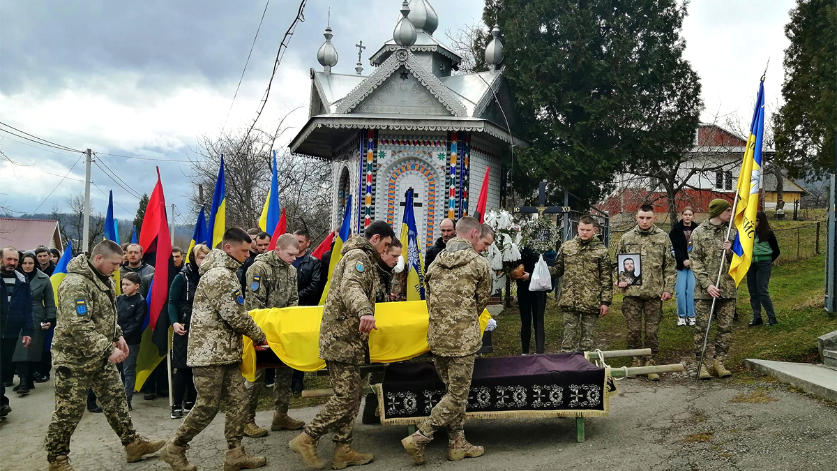 У Слободі навіки попрощалися з загиблим воїном Юрієм Татарчуком 3