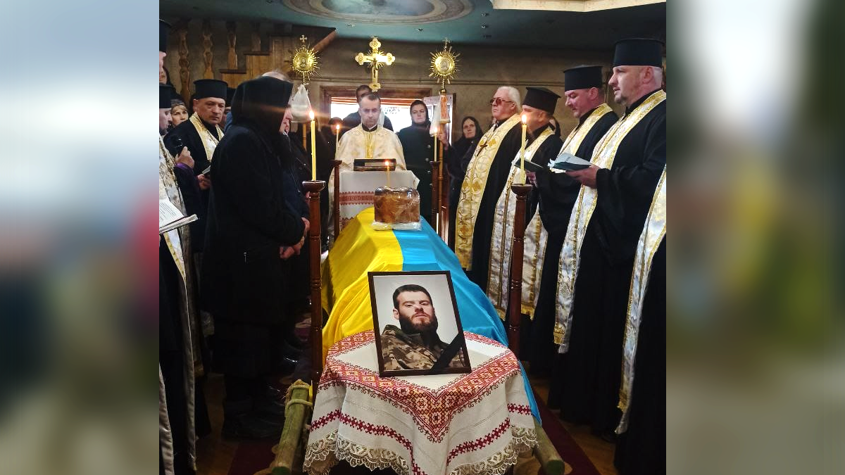 У Слободі навіки попрощалися з загиблим воїном Юрієм Татарчуком 5