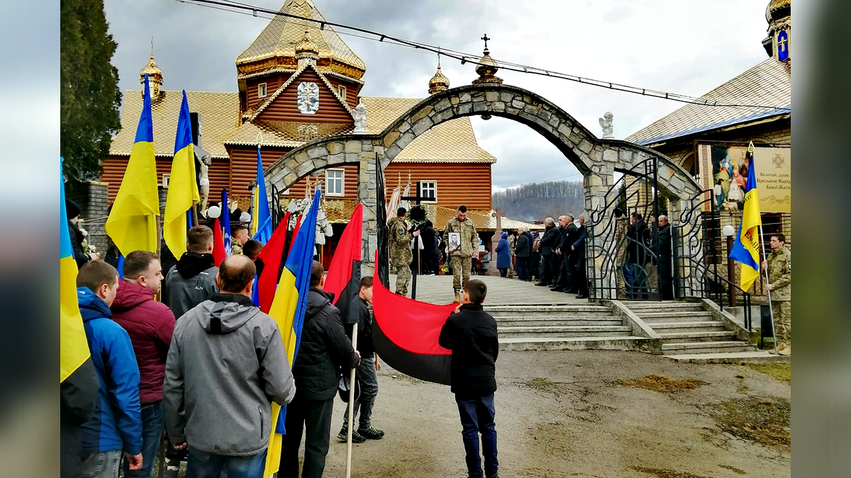 У Слободі навіки попрощалися з загиблим воїном Юрієм Татарчуком 4
