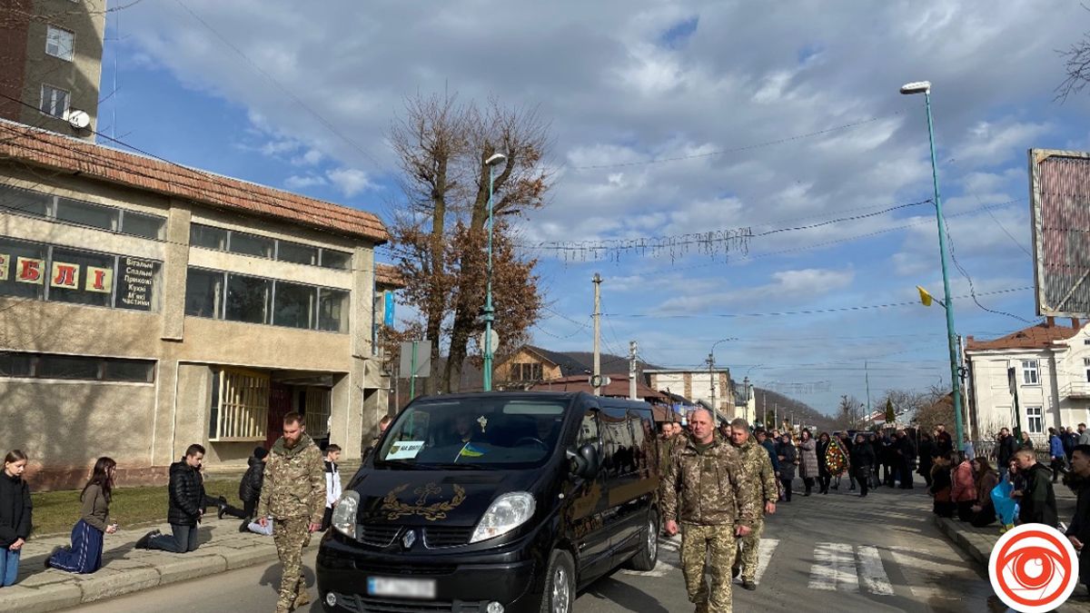 Назавжди 23: Надвірна віддала останню шану захиснику Роману Попадинцю 8