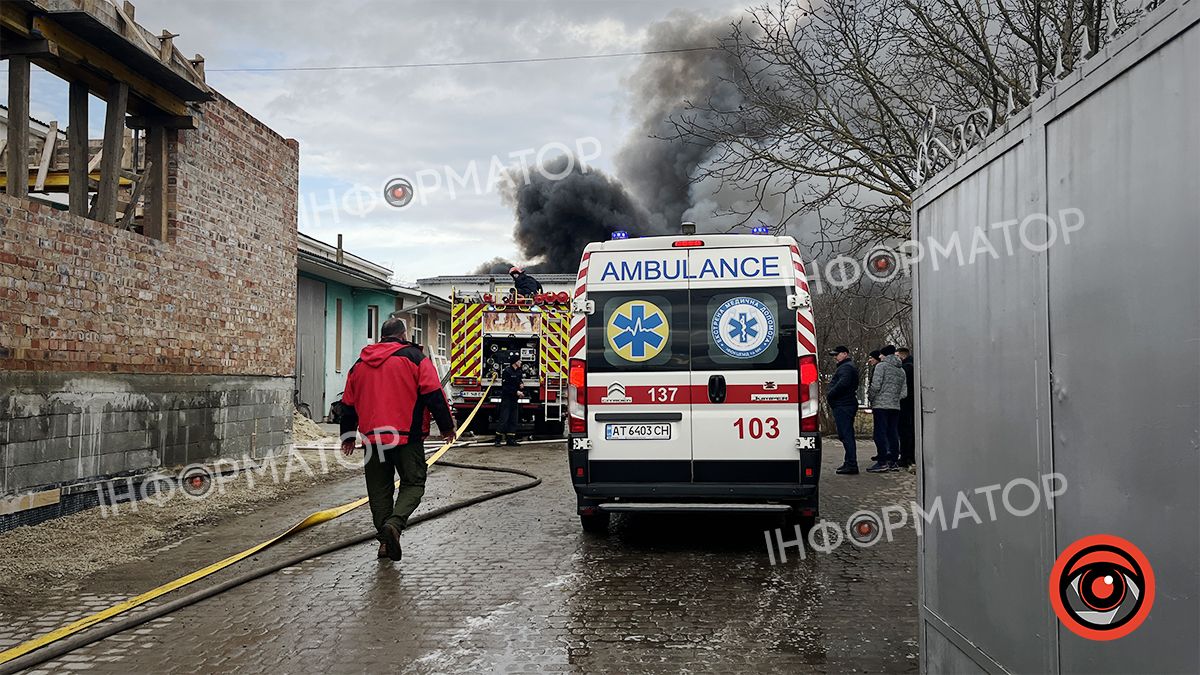 Масштабну пожежу на заводі у Коломиї локалізовано 2