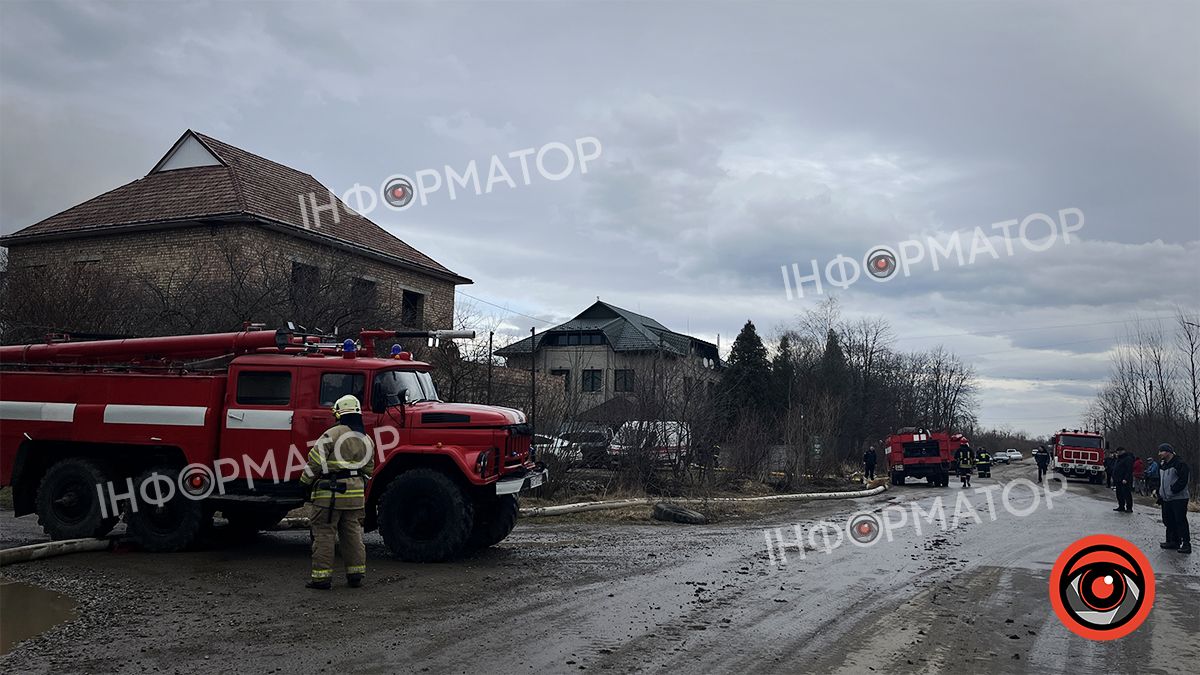 Масштабну пожежу на заводі у Коломиї локалізовано 4