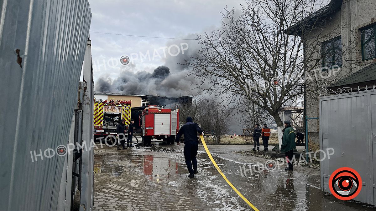 Працівники заводу намагаються врятувати від пожежі продукцію, рятувальники Снятина та Городенки прибули на допомогу в ліквідації вогню 3