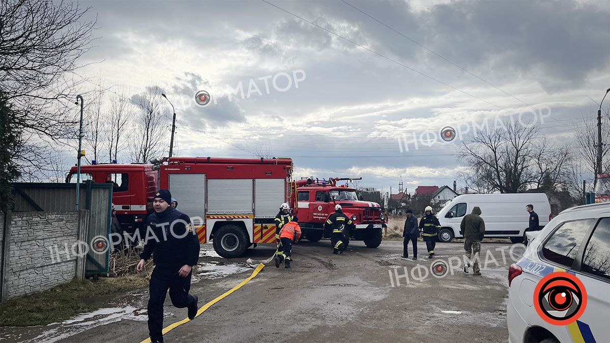 Працівники заводу намагаються врятувати від пожежі продукцію, рятувальники Снятина та Городенки прибули на допомогу в ліквідації вогню 1