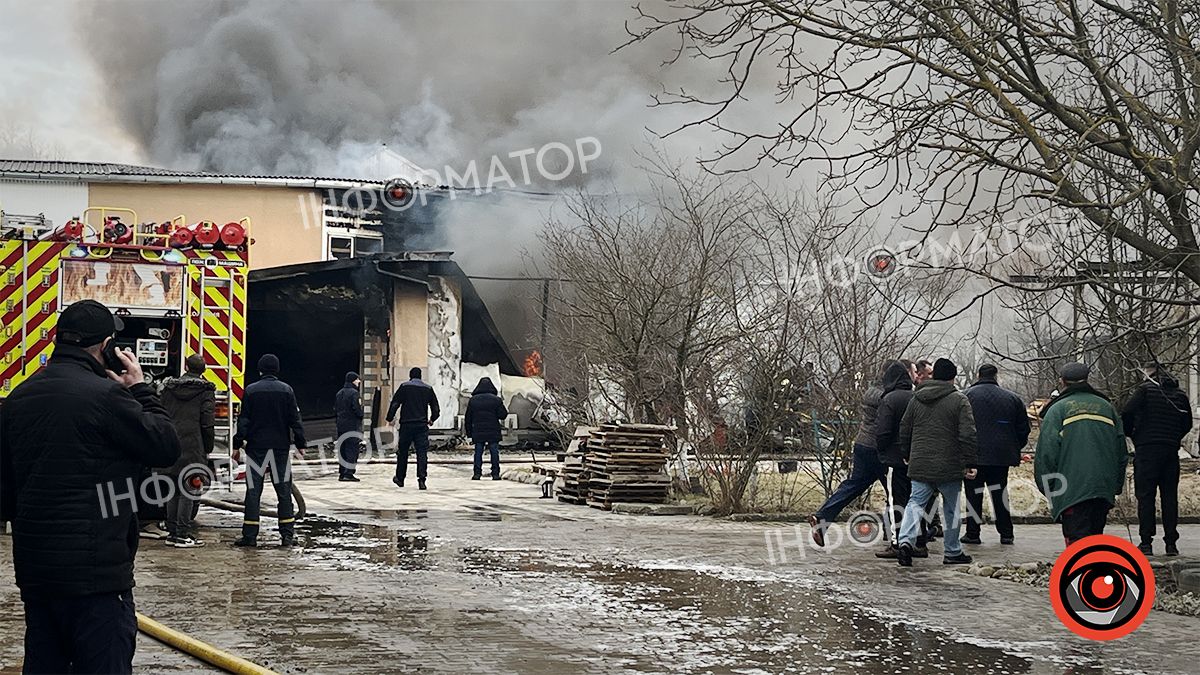 Воду до масштабної пожежі в Коломиї підвозять машинами із сусідніх громад 2