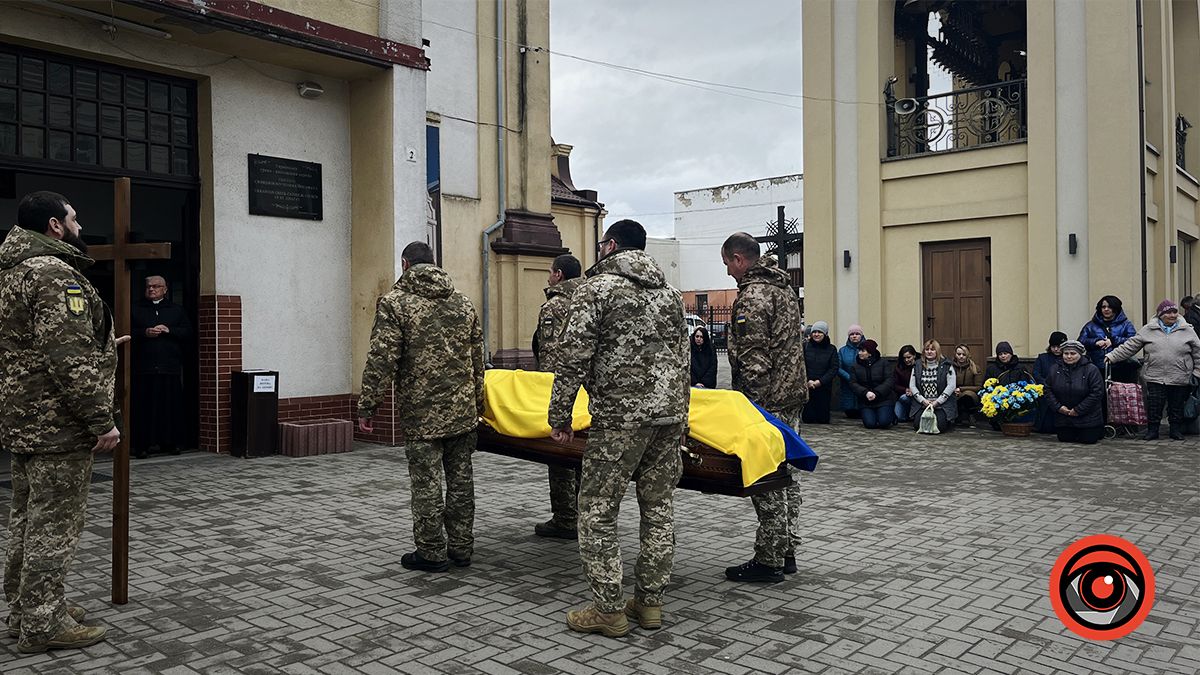 Назавжди 43... Коломияни зустріли скорботний кортеж з тілом Героя Михайла Дрогомирецького 4