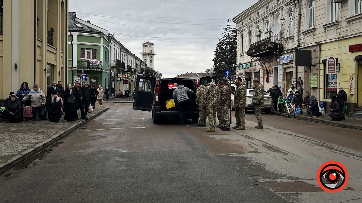 Назавжди 43... Коломияни зустріли скорботний кортеж з тілом Героя Михайла Дрогомирецького 2