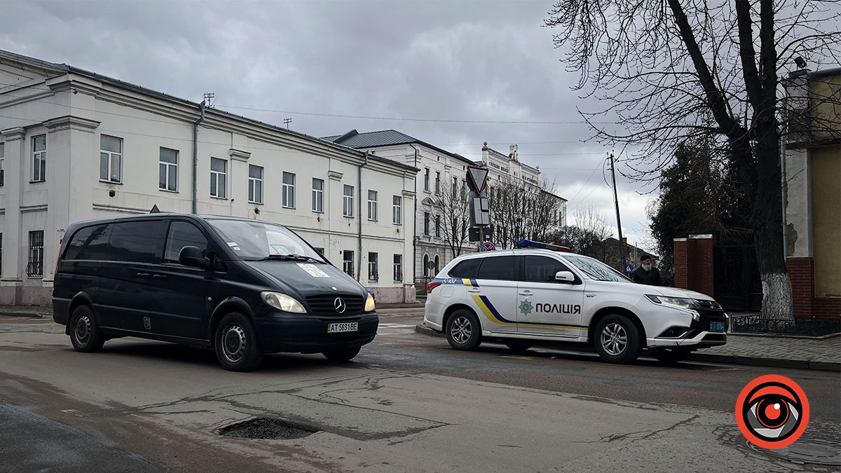 Назавжди 43... Коломияни зустріли скорботний кортеж з тілом Героя Михайла Дрогомирецького 1