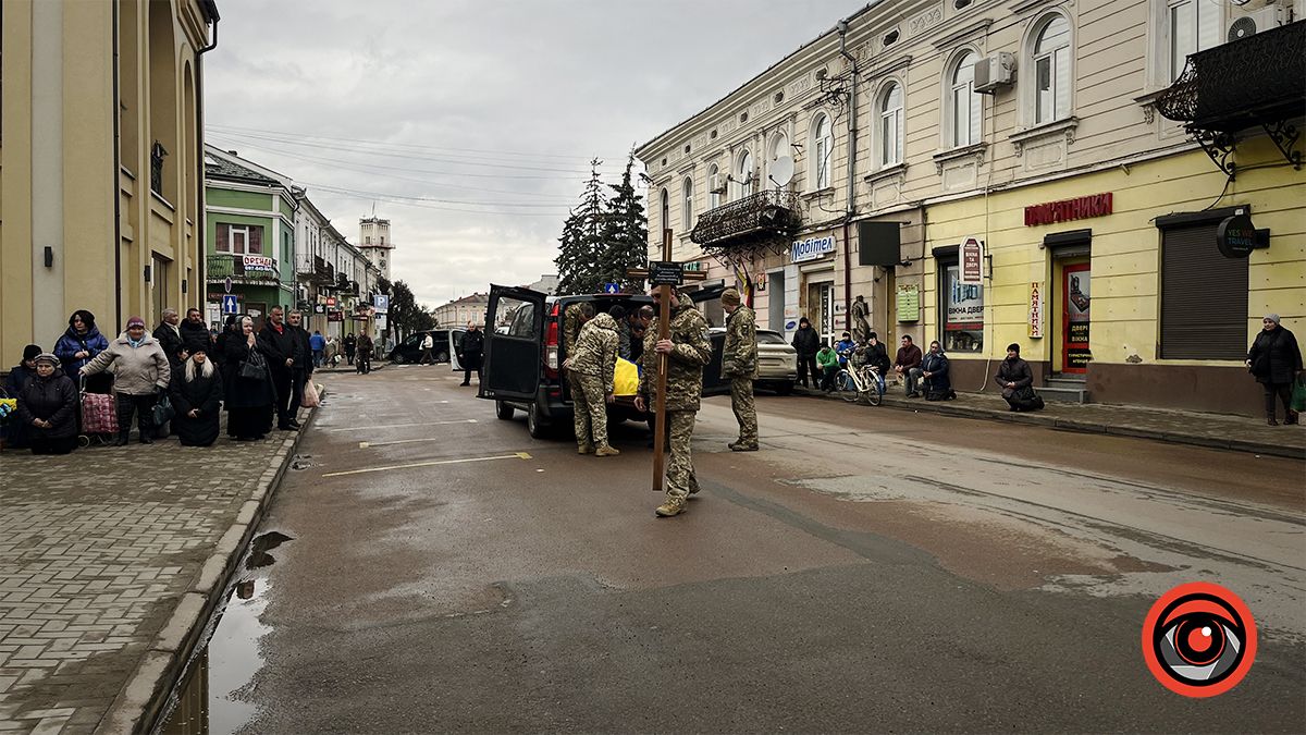 Назавжди 43... Коломияни зустріли скорботний кортеж з тілом Героя Михайла Дрогомирецького 3