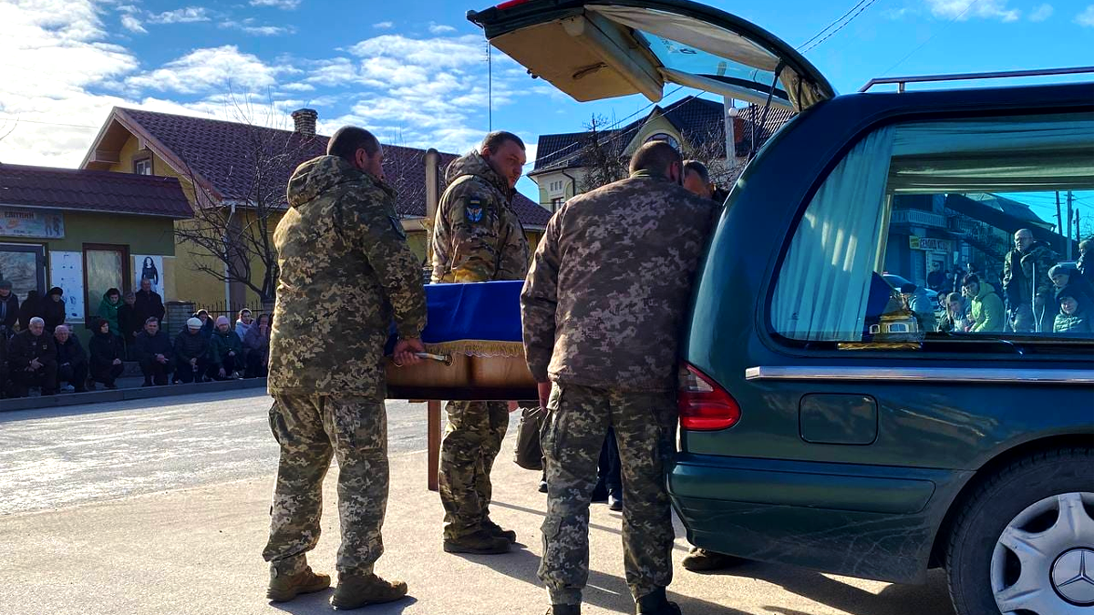 В Городенці громада зустрічала скорботний кортеж з тілом захисника Василя Рашковецького 2