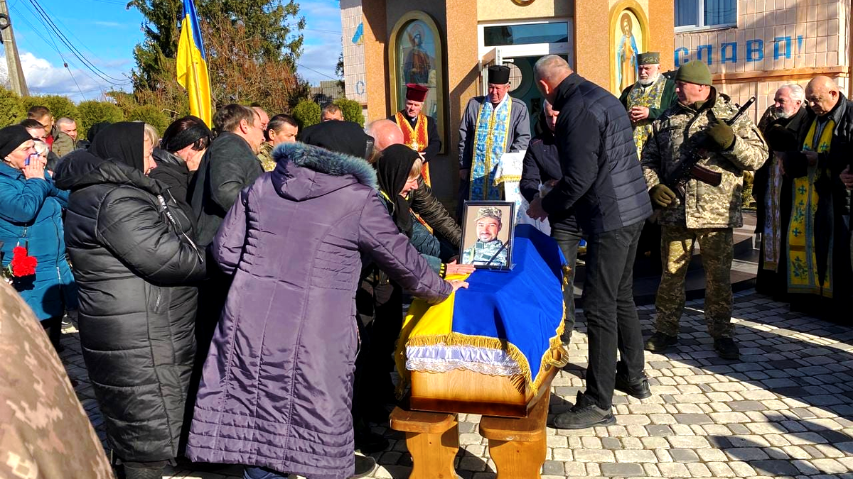 В Городенці громада зустрічала скорботний кортеж з тілом захисника Василя Рашковецького