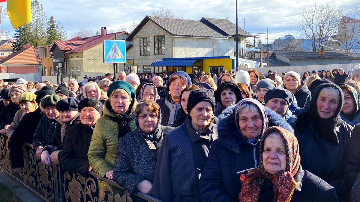 В Городенці громада зустрічала скорботний кортеж з тілом захисника Василя Рашковецького 3