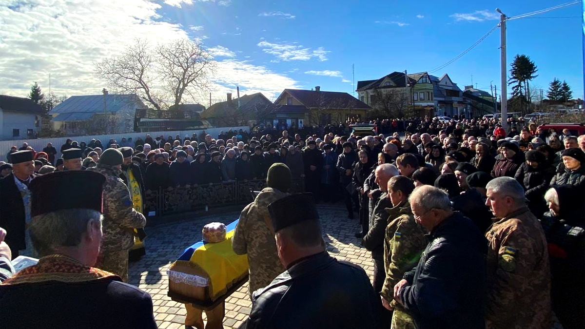 В Городенці громада зустрічала скорботний кортеж з тілом захисника Василя Рашковецького 4