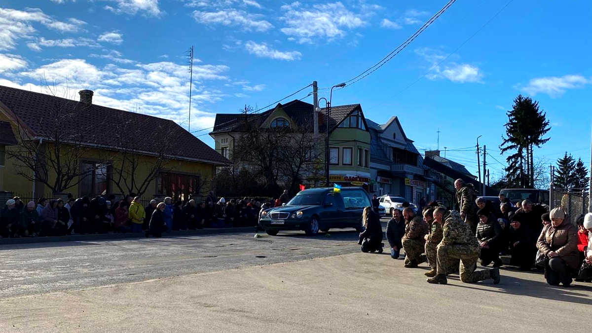 В Городенці громада зустрічала скорботний кортеж з тілом захисника Василя Рашковецького 1