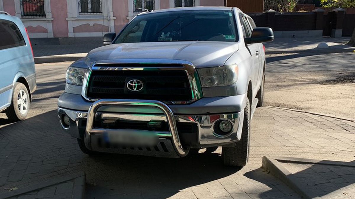 Водій заблокував пандус до супермаркету Коломиї. Листопад 2023 року.