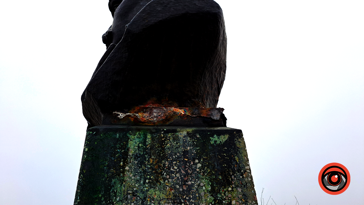 У Корничі вандали пошкодили пам'ятник Івану Франку 1