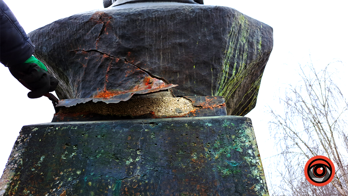 У Корничі вандали пошкодили пам'ятник Івану Франку 2