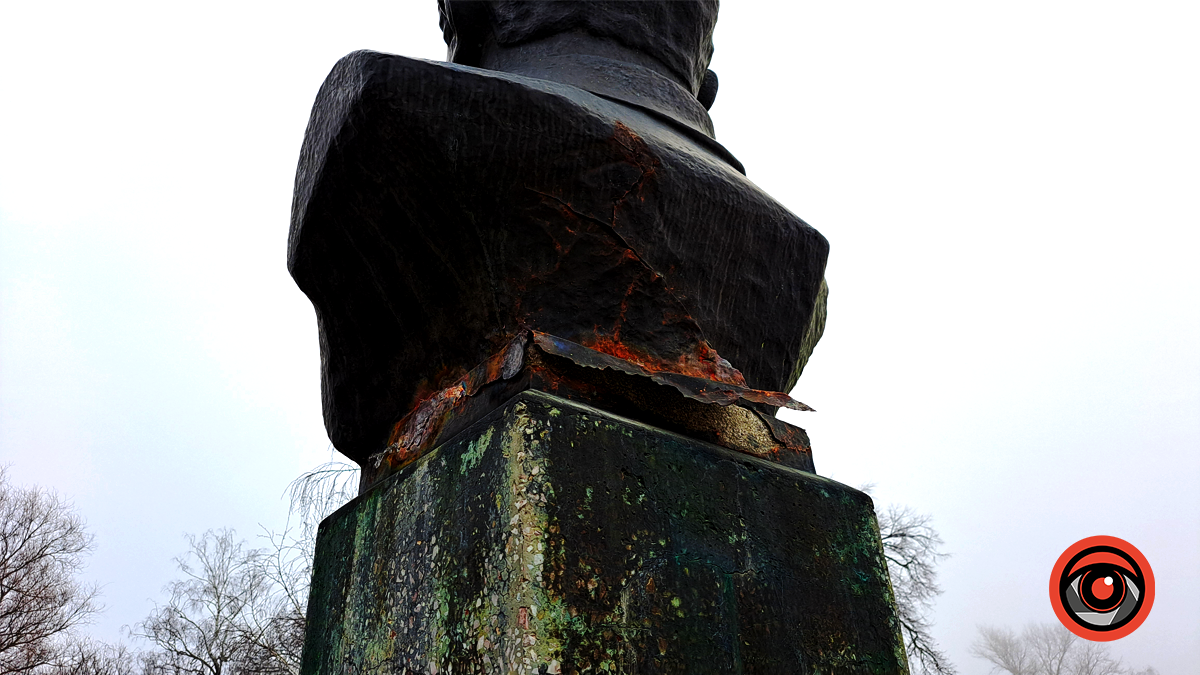 У Корничі вандали пошкодили пам'ятник Івану Франку 3