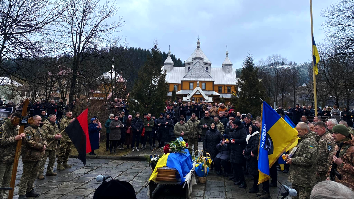 На Верховинщині зустрічали скорботний кортеж з тілом захисника Миколи Струця 2