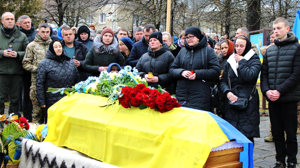 На Верховинщині зустрічали скорботний кортеж з тілом захисника Миколи Струця 1