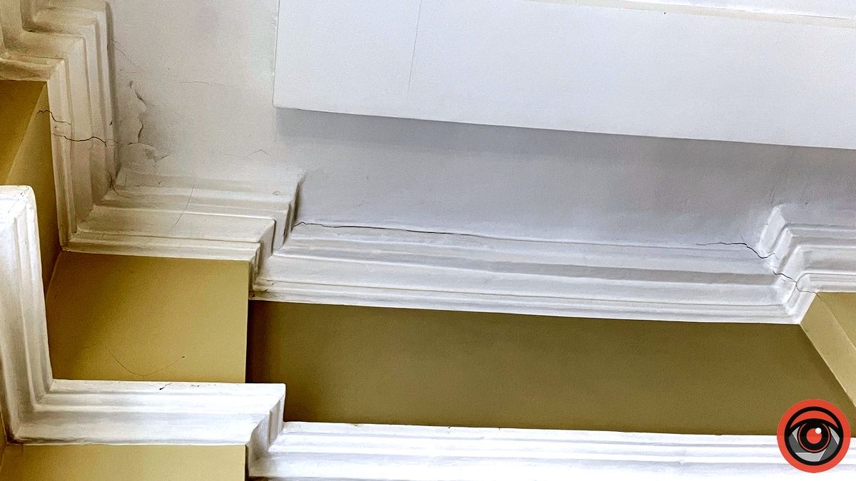 У залі засідань ратуші Коломиї пішли тріщини | ФОТО 7