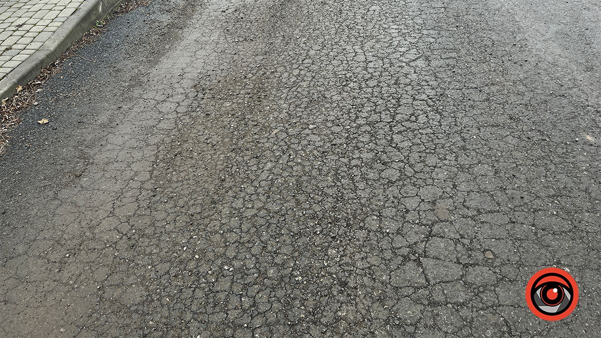 Тріщини та крихкий асфальт | Як зараз виглядають вулиці, які заасфальтували наприкінці минулого року 12