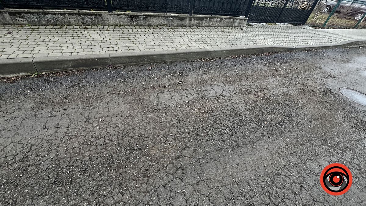 Тріщини та крихкий асфальт | Як зараз виглядають вулиці, які заасфальтували наприкінці минулого року 15
