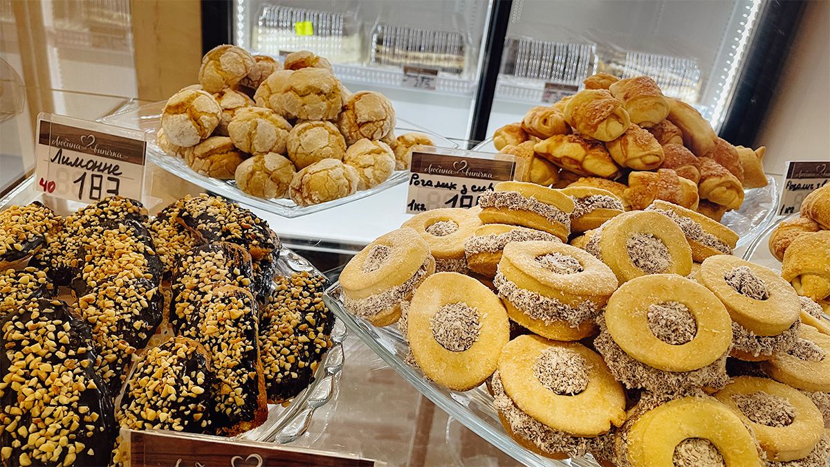 Меренговий рулет, лимонне печиво і еклер з маскарпоне: новинки "Любиної випічки" у Коломиї 6