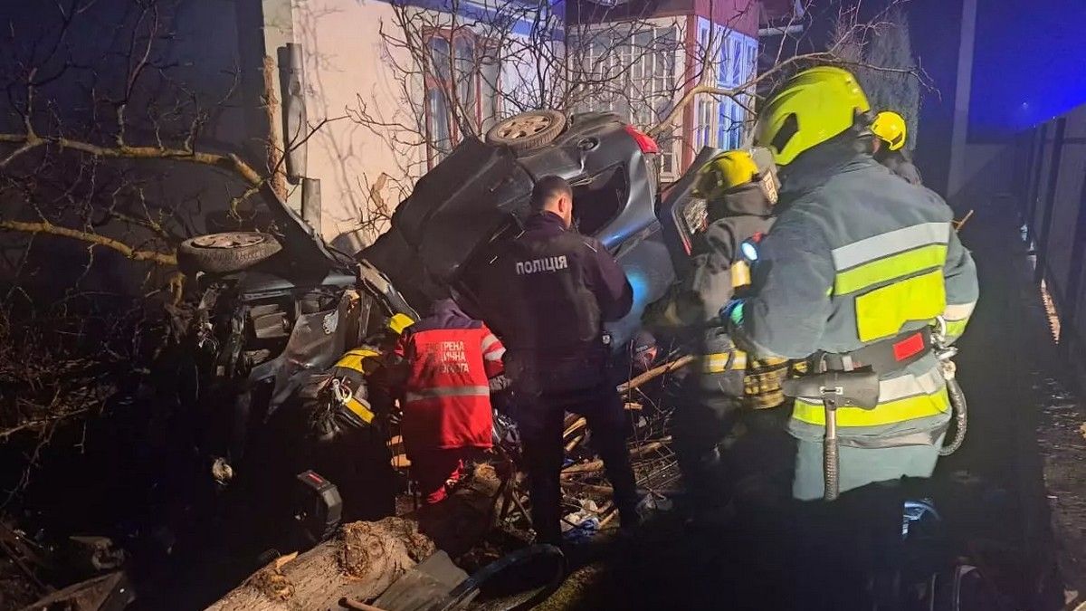 На Прикарпатті в автотрощі постраждало двоє людей