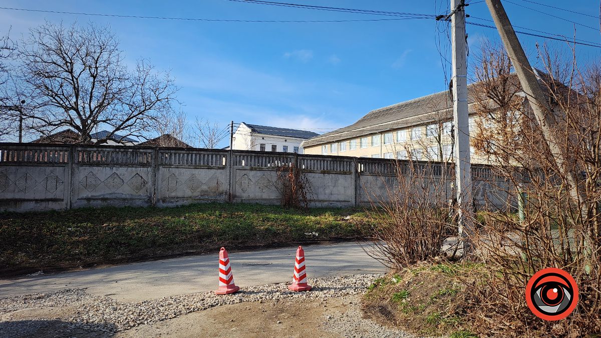 І знову щебінь | Комунальники вкотре проводять роботи на вулиці Войнаровського у Коломиї 5