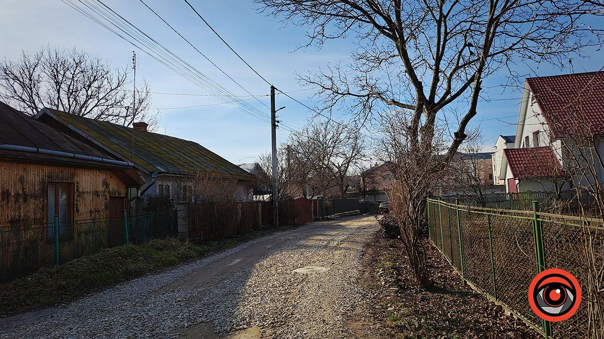 І знову щебінь | Комунальники вкотре проводять роботи на вулиці Войнаровського у Коломиї 4