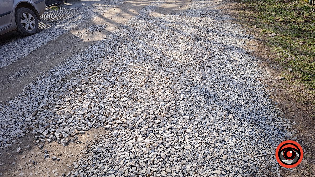 І знову щебінь | Комунальники вкотре проводять роботи на вулиці Войнаровського у Коломиї 3